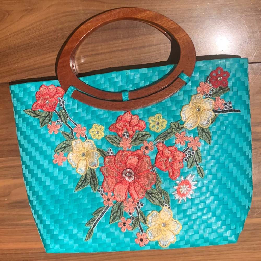 Handbag, floral appliques, wooden handle, fun, beach, summer, resort